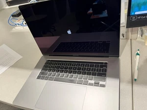 Apple MacBook Pro 16" (512GB, Intel Core i7 9th Gen, 2.60 GHz, 16GB) Laptop Gray - Afbeelding 1 van 2
