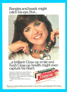 1976 Close Up toothpaste rainbow bangles beads PRINT AD necklace 1970's style - Picture 1 of 3