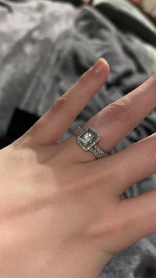 Обручальное кольцо из белого золота 14 карат с бриллиантами размер 7 - Изображение 1 из 4