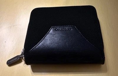 Cartera pequeña negra para mujer Cole Haan de 5” x 3,5” con cremallera alrededor de tela/cuero Foto 1 de 4