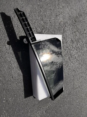 VOLKSWAGEN TIGUAN REAR RIGHT SIDE DOOR WINDOW CORNER FIXED GLASS OEM 2018-2022 - Image 1 of 4