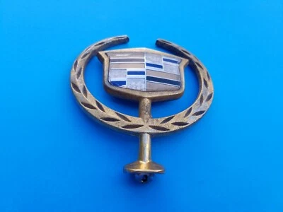 00 01 02 03 04 05 CADILLAC DEVILLE CAPÓ DELANTERO EMBLEMA DORADO INSIGNIA LOGOTIPO OEM (2005) Foto 1 de 3