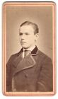 Fotografie G. Ofinger, Weinheim, Junger b&#252;rgerlicher Mann im Mantel mit Krawatt