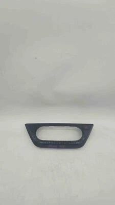 2024-2025 CHEVROLET TRAX DASH MOLDURA DE ACABAMENTO CENTRAL COM INTERRUPTOR DE PERIGO FABRICANTE DE EQUIPAMENTO ORIGINAL 42849958 - Imagem 1 de 3