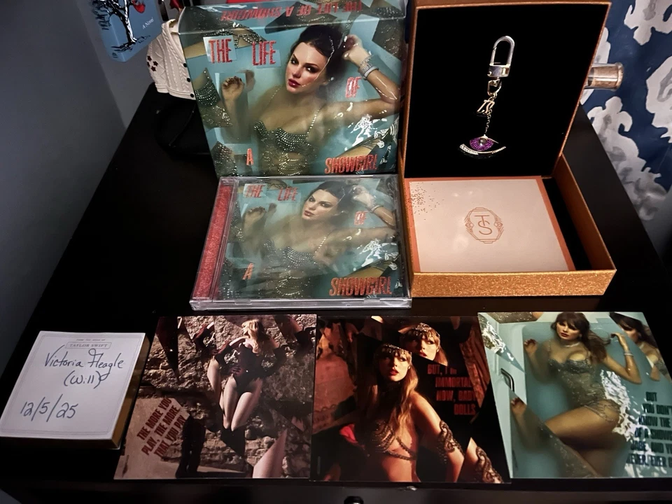 The Life of a Showgirl: Sweat and Vanilla Perfume Edition Deluxe CD Taylor Swift Foto 1 de 1