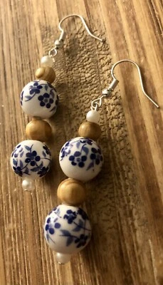 Pendientes florales de cerámica azul y blanco hechos a mano  Foto 1 de 2