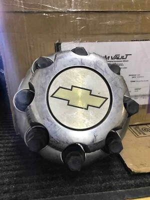 CHEVY SILVERADO 2500 Chevrolet Hub Cap 2002 - Image 1 of 2
