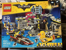 Lego The Batman Movie Batcave Break-in (70909) Building Kit 1047 Pcs  Retired Set