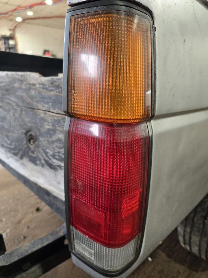 Cuarto de luz trasera de pasajero montado en panel para camioneta Nissan 86-97 641982 Foto 1 de 4