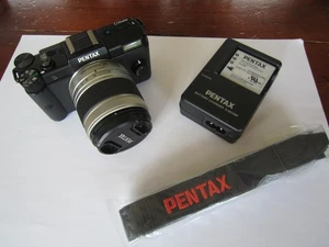 PENTAX Q digital  12mp camera with 02 standard lens, only 861 shutter count mint - Picture 1 of 12