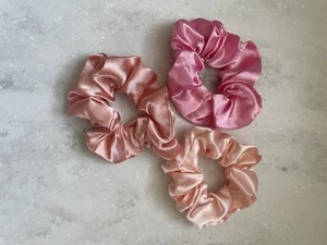 Corbatas de satén suaves de lujo multicolores para mujeres y niñas paquete de 3 rosas - Imagen 1 de 4