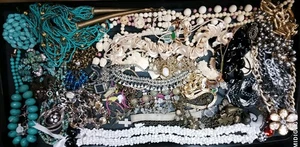 Riesiges Konvolut Vintage Nachlass Verkauf Schmuck komplette Teile fast 5 Pfund - Bild 1 von 1