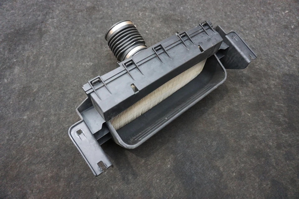 Conjunto de conducto de caja de filtro de aire negro OEM 15238940 Chevrolet SSR 2003-06 Foto 1 de 4