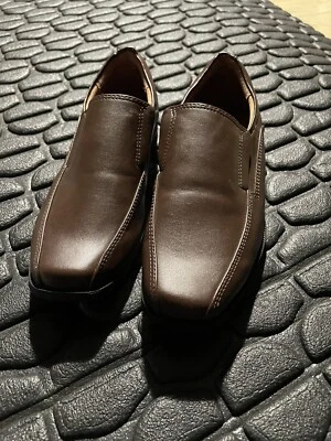 SmartFit 男孩 Grant 一脚蹬正装鞋,棕色,尺寸 13.5 WS93 — 第 1/3 张图片