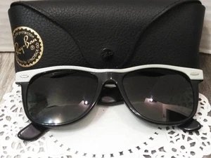 De colección. Gafas de sol B&L Ray Ban USA Wayfarer II con montura a rayas blancas y negras - Imagen 1 de 16