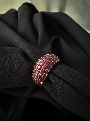 Anillo vintage con banda de rubí de 5 filas con montura de pavé en oro amarillo de 10 quilates, firmado por 6,75 Sanuk Foto 1 de 4