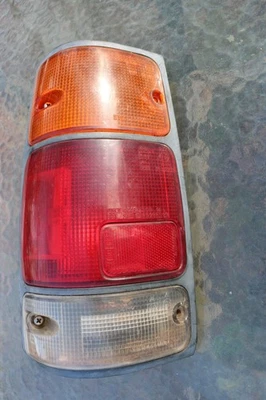 Luz trasera exterior izquierda Honda Passport 1994-1997 usada OEM Foto 1 de 4