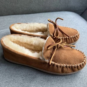 Minnetonka Women's Sheepskin Hardsole Slipper Golden Tan Sz 8 - Picture 1 of 11