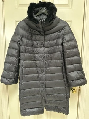 Abrigo ARMANI Collezioni Plumón de Ganso Extraíble Cuello de Piel Real EE. UU. 4 USADO EN EXCELENTE CONDICIÓN  Foto 1 de 3