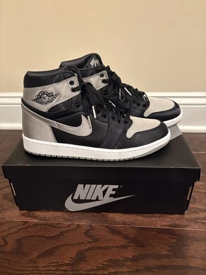  Nike Air Jordan 1 Retro High OG Preto Cetim Sombra Feminino 11 FD4810 010 NOVO - Imagem 1 de 4