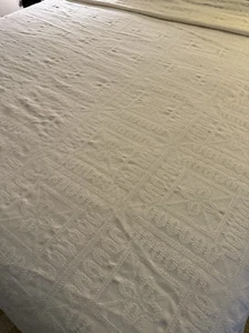 Colcha cubrecama matelasse blanca de colección 96”x112” patrón medallón flecos queen - Imagen 1 de 14