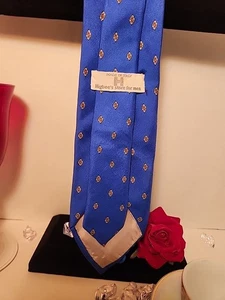 Highhee's Store For Men Krawatte royalblau mit geometrischem rotem und gelbem Design - Bild 1 von 12