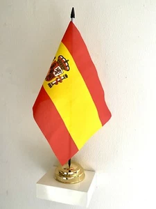 ESPAÑA CON CRESTA MESA BANDERA 9"" X 6"" 22cm x 15cm CON BASE PLANA DORADA - Imagen 1 de 1