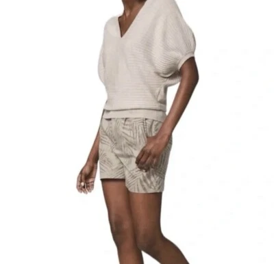 Shorts White House Black Market 'The Short' folha de palmeira cinza tamanho 6 - Imagem 1 de 4