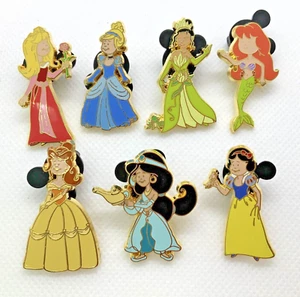 Juego de 7 pines Disney - Princesas como niños - Ariel, Bella, Cenicienta, Aurora Tiana + - Imagen 1 de 2