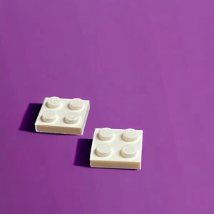 lot of 2 white Lego parts - 2X2 plates-combined shipping (WHT55) - Picture 1 of 1