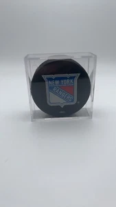 New York Rangers Puck - Picture 1 of 2