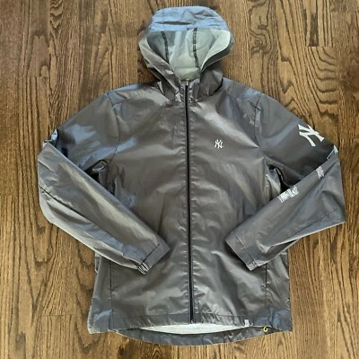 Jaqueta logotipo corta-vento 47’ New York Yankees oliva/cinza - Imagem 1 de 4