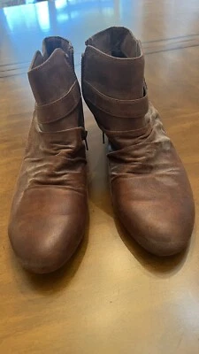 Ladies Ankle boots. Size 9…western Heel. Zippered Sides. - Image 1 of 4