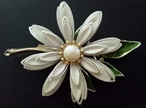 Broche vintage grande esmalte blanco imitación perla pin tono dorado - Imagen 1 de 3