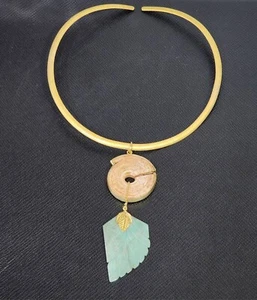 girocollo antico conchiglia 3000 anni fossile e berillo verde argento placcato oro - Foto 1 di 2