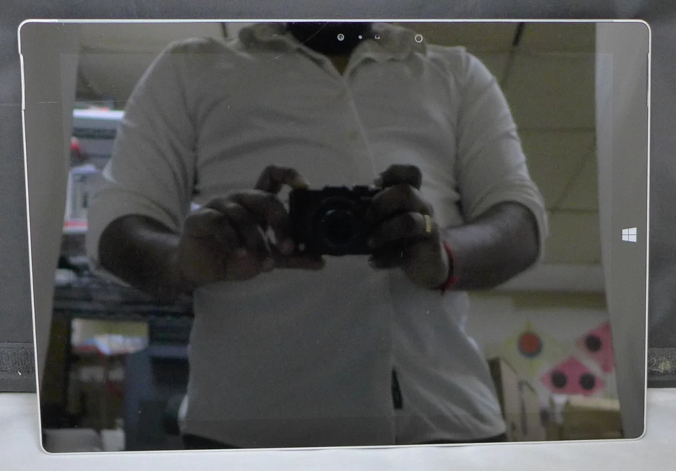 Microsoft Surface pro 3, 13", Silver, i5, 4GB, 128GB-Crack on screen, No OS - Image 1 of 4