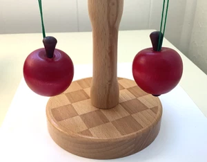 Adornos vintage de manzanas de madera rojas Erzgebirge Alemania ULBRICHT - Imagen 1 de 6