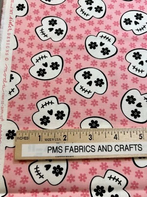 MODA 万圣节 Fab Boo 100% 棉织物庭院 36 x 44 粉色 22483 19 骷髅 — 第 1/4 张图片