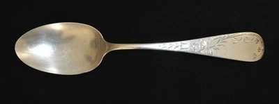 АНТИКВАРНАЯ СЕРВИРОВОЧНАЯ ЛОЖКА 1885 Г. С ГРАВИРОВКОЙ ЛИЛИИ ИЗ ЧИСТОГО СЕРЕБРА 8 ДЮЙМОВ ЯРКАЯ ОГРАНКА XLNT - Изображение 1 из 4