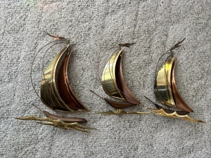 Juego de 3 decoraciones colgantes de pared de velero MCM vintage de latón y cobre madera 3D - Imagen 1 de 11
