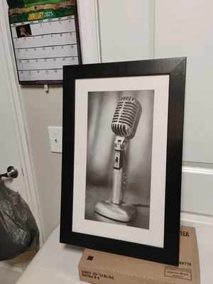 Impresión enmarcada de micrófono de cerca/negro + blanco/madera negra... Foto 1 de 4