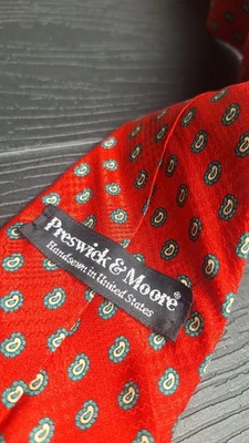 "Corbata PRESWICK & MOORE seda roja verde y dorada patrón geométrico 57"" largo 3,5 ancho" Foto 1 de 4