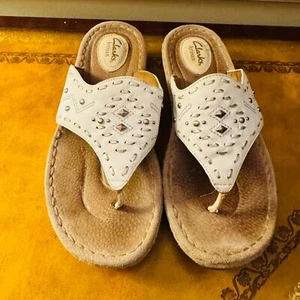 Clarks Artisan Womens Leather White Thong Studded Boho Walking Sandals Size 9 - Picture 1 of 6