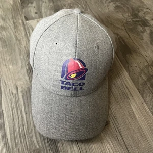 Taco Bell Mütze Unisex hinten und grau *NEU* mit Button Down Hemd getragen - Bild 1 von 2