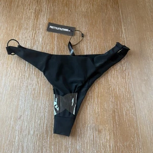 Slip bikini PRETTYLITTLETHING nero brasiliano stringato 10 tinta unita nuoto sfacciato nuovo con etichette - Foto 1 di 6