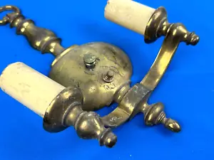 Aplique de latón C.1930 con 2 enchufes, interruptor de trabajo, 12 1/8" x 4 5/8" - Imagen 1 de 12