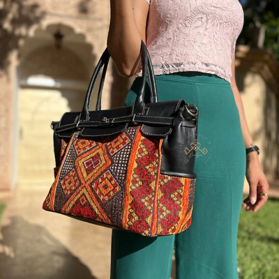 Borsa a tracolla media in vera pelle - borse in pelle nera e tappeto kilim arancione - Immagine 1 di 4