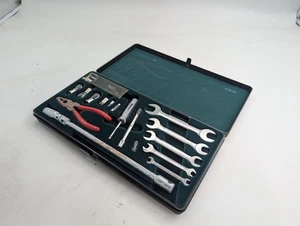 VINTAGE JAGUAR XJS XJ6 XJ12 XJ40 BOOT TOOL KIT SPANNER SPARE SCREWDRIVER BULBS - Picture 1 of 9