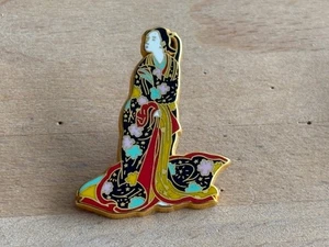 PINS PIN GEISHA MODE JAPAN JAPON ART TRADITIONNEL ARTHUS BERTRAND DORE - Picture 1 of 1