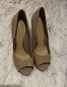 Jessica Simpson nude patent peep toe court shoes Size 6.5